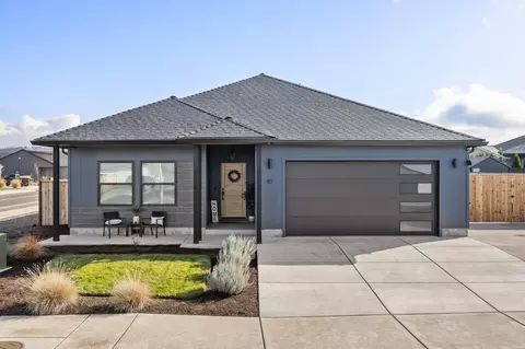 80 Woodlands Dr, Eagle Point, OR 97524