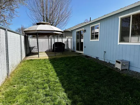 Exterior - 653 Andrea Way, Eagle Point, OR 97524 photo 4 of 8