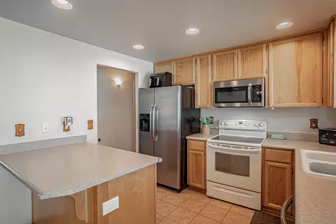 Kitchen - 653 Andrea Way, Eagle Point, OR 97524 photo 2 of 3