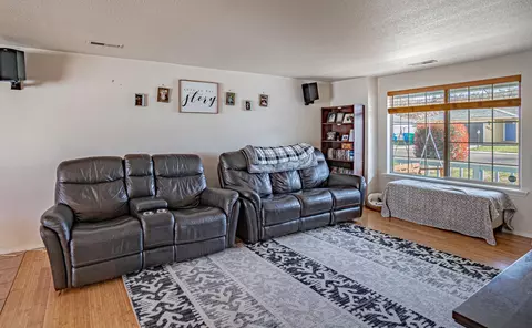 Living - 653 Andrea Way, Eagle Point, OR 97524 photo 2 of 3
