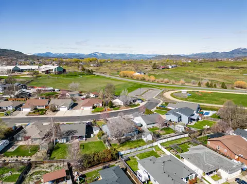 View/Area - 530 Westminster Dr, Eagle Point, OR 97524 photo 9 of 12