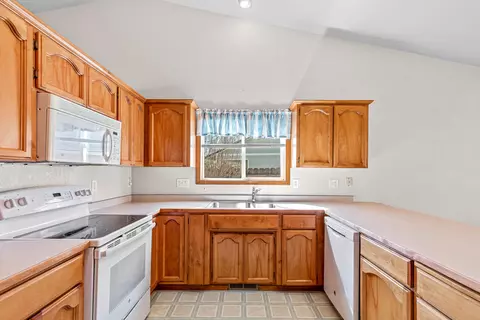 Kitchen - 530 Westminster Dr, Eagle Point, OR 97524 photo 5 of 6