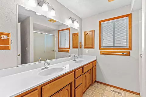 Bath - 530 Westminster Dr, Eagle Point, OR 97524 photo 1 of 4