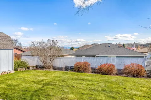 Exterior - 530 Westminster Dr, Eagle Point, OR 97524 photo 8 of 11