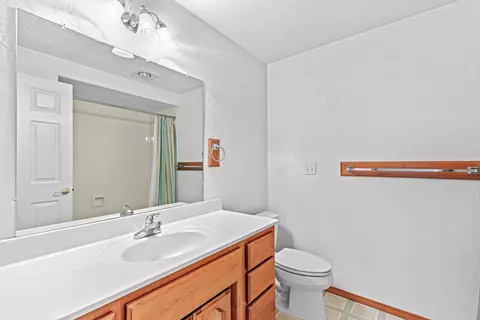 Bath - 530 Westminster Dr, Eagle Point, OR 97524 photo 3 of 4