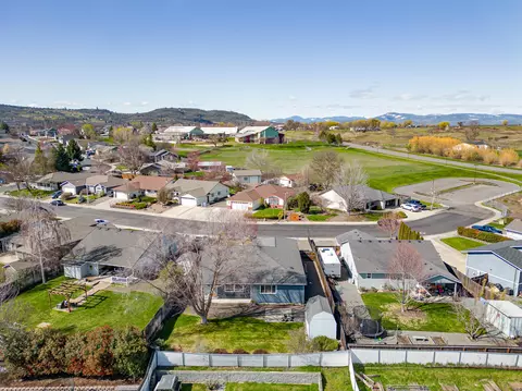 View/Area - 530 Westminster Dr, Eagle Point, OR 97524 photo 7 of 12