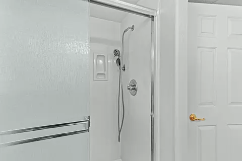 Bath - 530 Westminster Dr, Eagle Point, OR 97524 photo 2 of 4