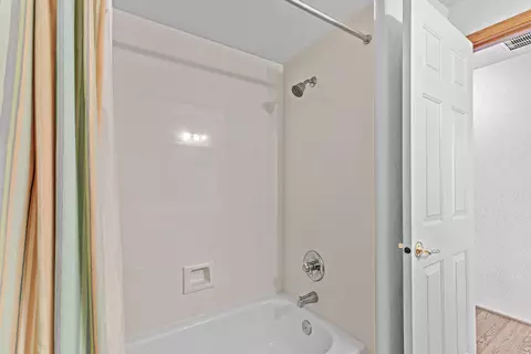 Bath - 530 Westminster Dr, Eagle Point, OR 97524 photo 4 of 4