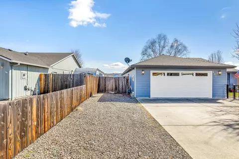 Exterior - 530 Westminster Dr, Eagle Point, OR 97524 photo 10 of 11