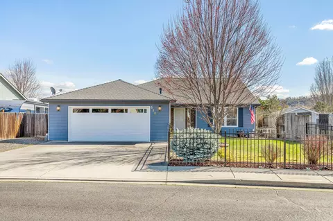 530 Westminster Dr, Eagle Point, OR 97524