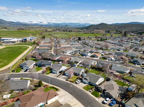 View/Area - 530 Westminster Dr, Eagle Point, OR 97524 photo 11 of 12