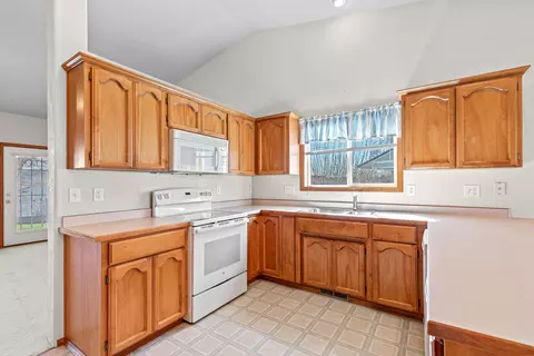 Kitchen - 530 Westminster Dr, Eagle Point, OR 97524 photo 4 of 6