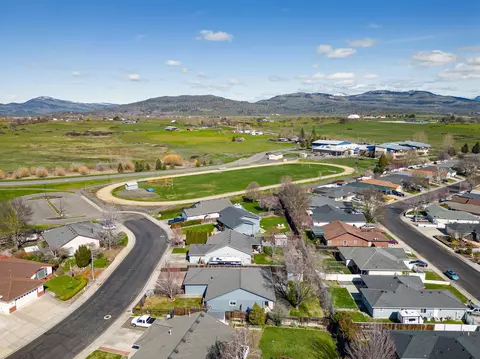 View/Area - 530 Westminster Dr, Eagle Point, OR 97524 photo 10 of 12