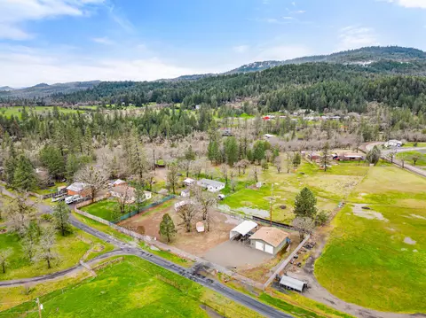 40 Drake Rd, Shady Cove, OR 97539