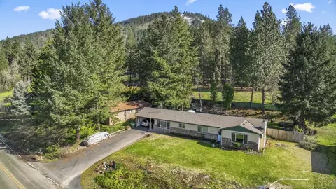 195 Smokey Ln, Grants Pass, OR 97527