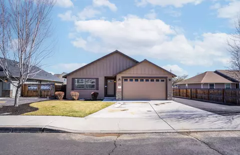 152 NW 29th St, Redmond, OR 97756