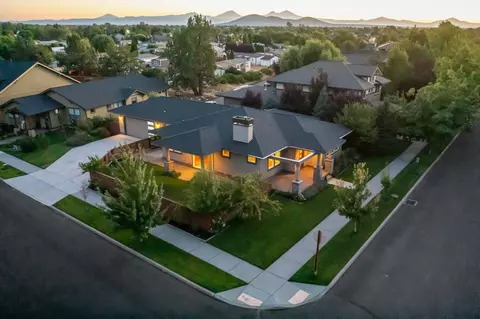 809 NW Rimrock Dr, Redmond, OR 97756