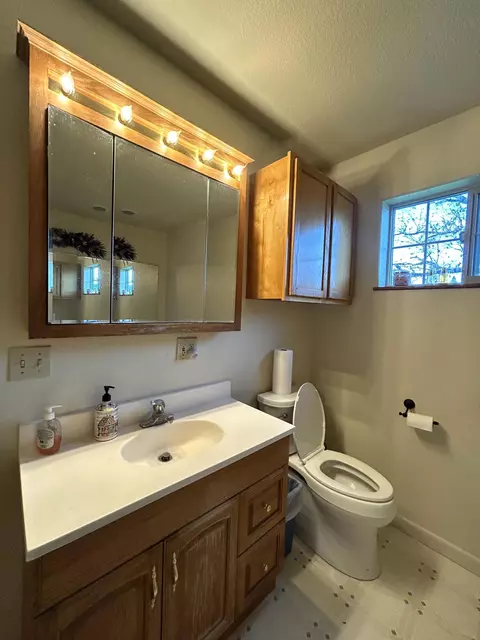 Bath - 620 Dick George Rd, Cave Junction, OR 97523 photo 3 of 7
