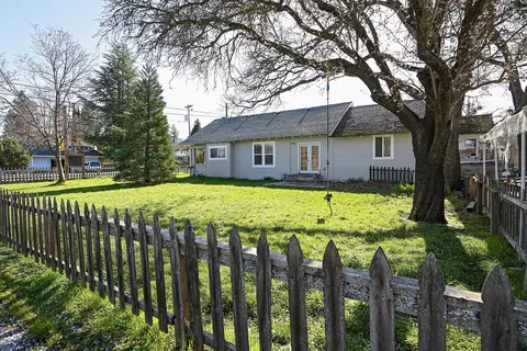 Exterior - 602 4th St, Phoenix, OR 97535 photo 4 of 7