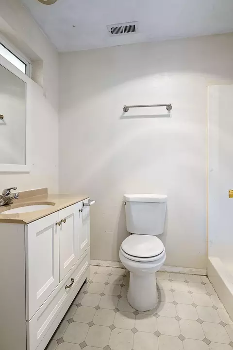 Bath - 602 4th St, Phoenix, OR 97535 photo 1 of 3