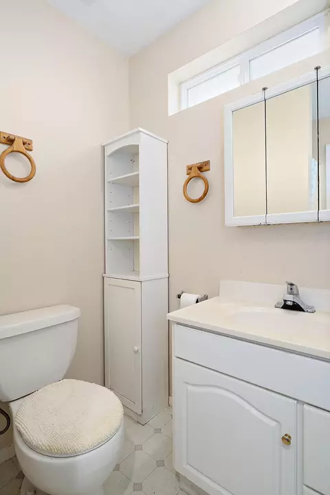 Bath - 602 4th St, Phoenix, OR 97535 photo 3 of 3