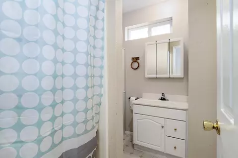 Bath - 602 4th St, Phoenix, OR 97535 photo 2 of 3