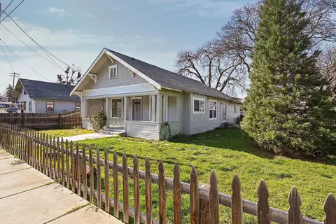 602 4th St, Phoenix, OR 97535