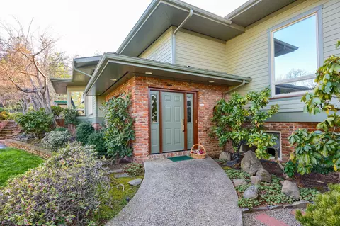 903 Pinecrest Ter, Ashland, OR 97520