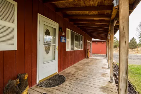 Exterior - 22988 Yucca Ct, Bend, OR 97701 photo 4 of 17