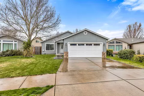 26 Scholarship Way, Medford, OR 97501