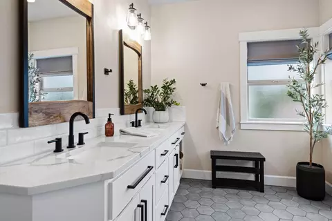 Bath - 61193 Ridgewater Loop, Bend, OR 97702 photo 3 of 4