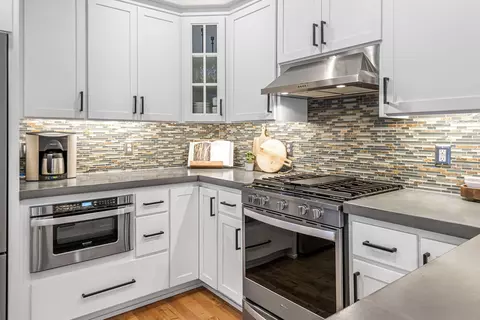Kitchen - 61193 Ridgewater Loop, Bend, OR 97702 photo 2 of 4