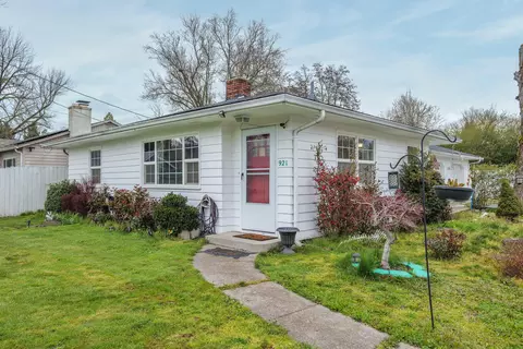 921 SW Laurel St, Grants Pass, OR 97526