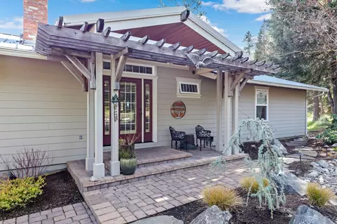 275 Coachman Dr, Jacksonville, OR 97530