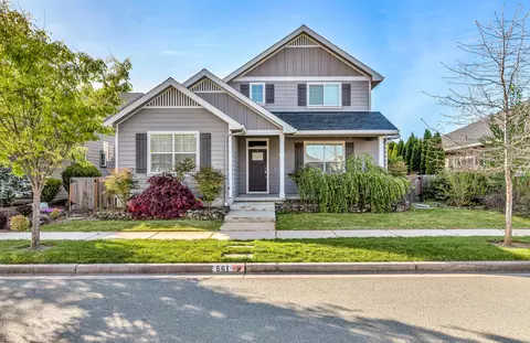 561 Eagle Rock Dr, Central Point, OR 97502