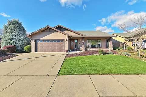 211 Phoenix Hills Dr, Phoenix, OR 97535