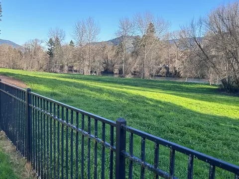 1381 SW Spruce St, Grants Pass, OR 97526