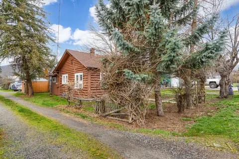 205 W Main St, Talent, OR 97540