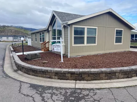 4601 S Pacific Hwy #7, Phoenix, OR 97535