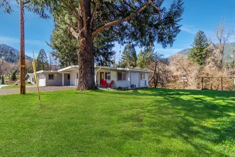 214 W Main St, Rogue River, OR 97537