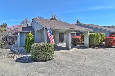 1224 SE Roundtable Dr, Grants Pass, OR 97526