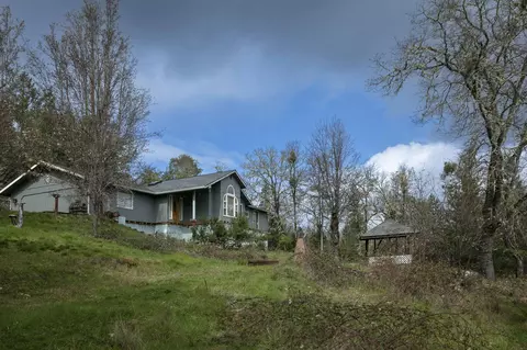 804 Riverbanks Rd, Grants Pass, OR 97527
