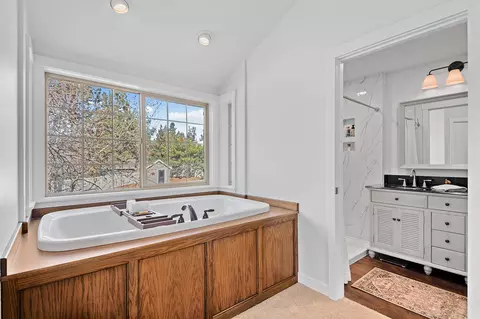 Bath - 61581 Range Pl, Bend, OR 97702 photo 2 of 6