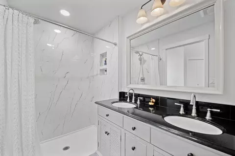 Bath - 61581 Range Pl, Bend, OR 97702 photo 3 of 6