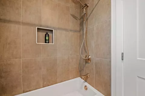 Bath - 61581 Range Pl, Bend, OR 97702 photo 5 of 6