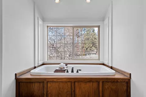 Bath - 61581 Range Pl, Bend, OR 97702 photo 1 of 6