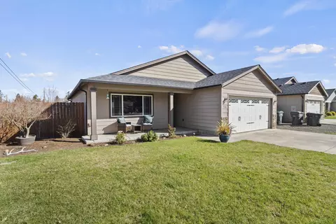 916 Archer Dr, Medford, OR 97501
