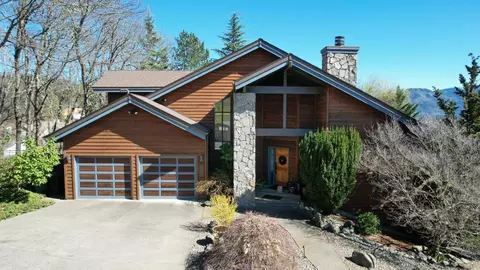 1711 NW Crescent Dr, Grants Pass, OR 97526