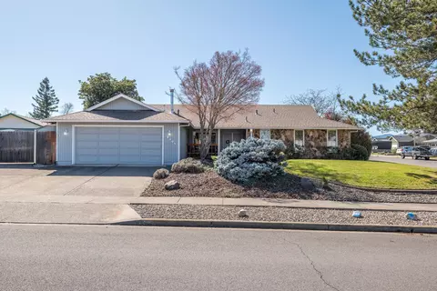 2304 Temple Dr, Medford, OR 97504