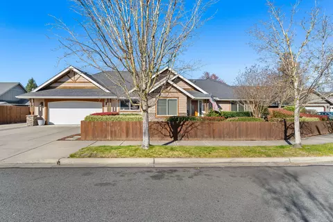 1386 SW David Dr, Grants Pass, OR 97527